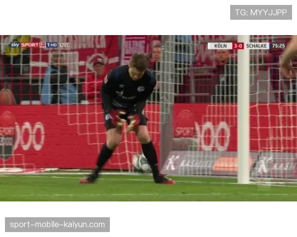 “比赛花絮：勒沃库森角球战术未果，对手门将快速手抛球策动反击得分”